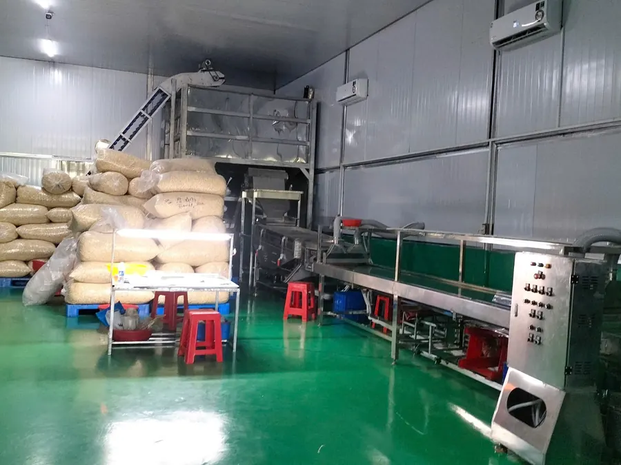 Grading machine and sorting tables